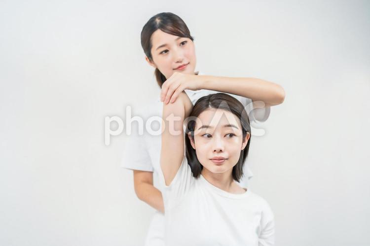 エステサロンでマッサージを受ける若い女性 女性,エステサロン,美肌の写真素材
