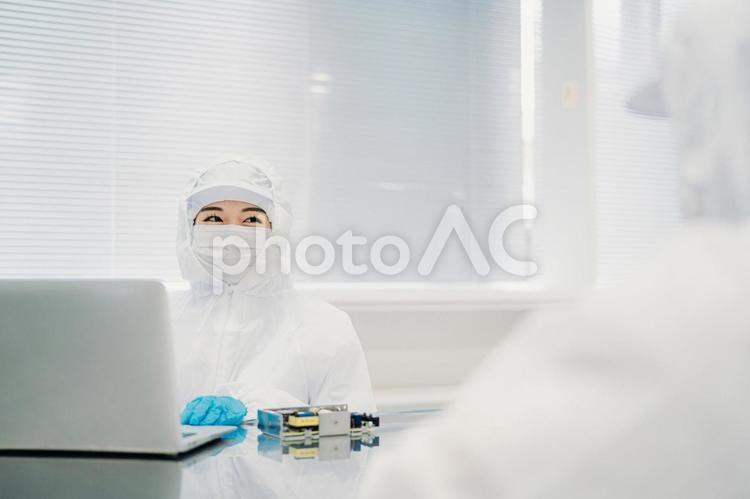 精密機器を扱う作業員の女性 工場,製造業,精密機器の写真素材