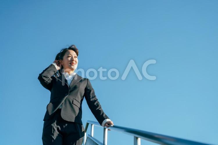 青空とビジネスウーマン（横顔） ビジネス,空,ビジネスウーマンの写真素材