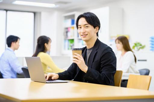 コーヒーを飲む仕事中のビジネスマン ビジネスマン,パソコン,ビジネスの写真素材