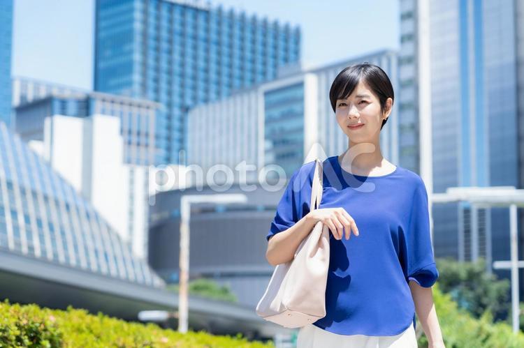 オフィス街で働く若いビジネスウーマン ビジネスウーマン,ビジネス,女性の写真素材