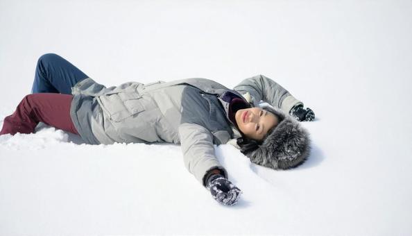 雪の上に寝そべる女性 雪の上に寝そべる女性の写真