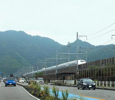 新幹線と走行する車の列 新幹線と走行する車の列 新幹線,車,列の写真素材