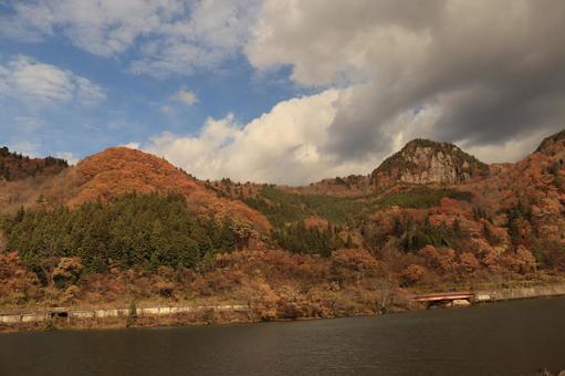 紅葉の山々と秋晴れと川 紅葉,落葉,秋晴れの写真素材