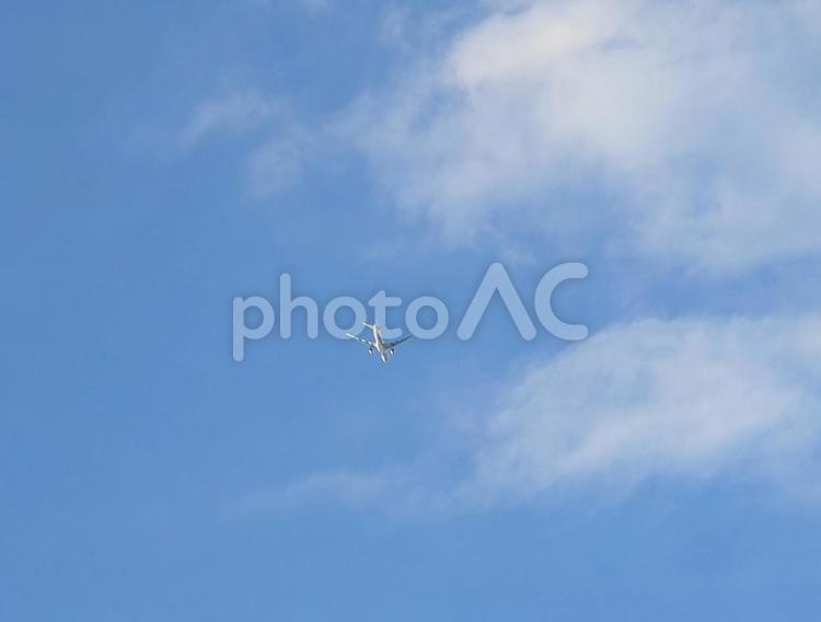 空を見上げたら 空,ジェット機,背景の写真素材