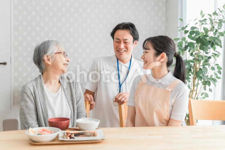 食事する高齢者と男女の介護士 食事する高齢者と男女の介護士 栄養士,管理栄養士,高齢者の写真素材