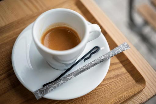 窓からの太陽光に照らされたエスプレッソ カップ,人物なし,飲み物の写真素材