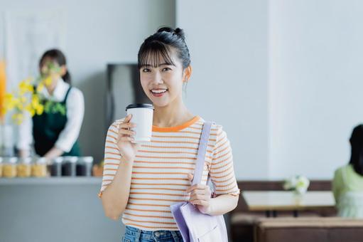 カフェに来店する若い女性 カフェに来店する若い女性 カフェ,テイクアウト,女性の写真素材