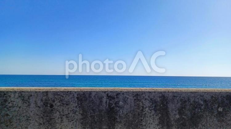 車窓から見えた海 海,きれい,青空の写真素材