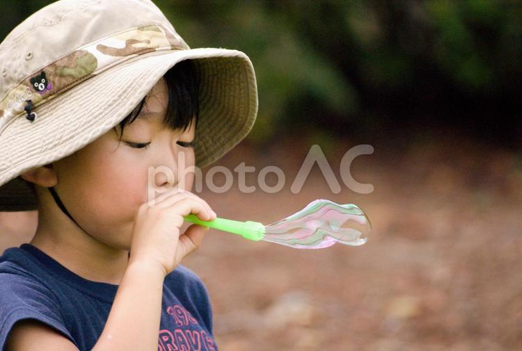 ＜素材＞公園でシャボン玉を飛ばす男の子 子供,シャボン玉,シャボン玉飛ばしの写真素材