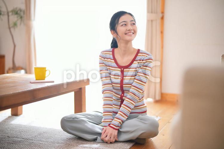 あぐらをかいて遠くを見る女性 女性,主婦,休日の写真素材