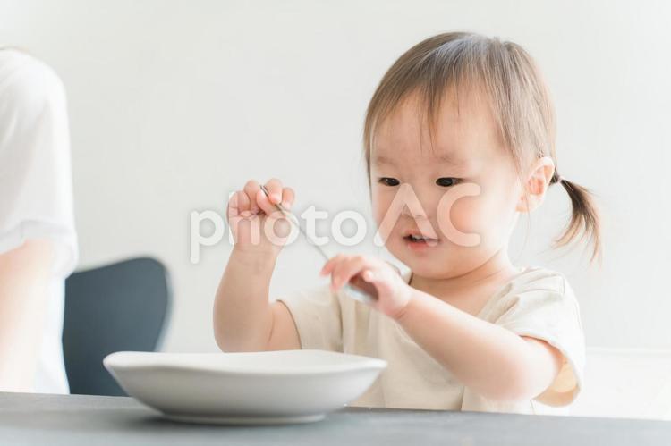離乳食・ご飯を食べる赤ちゃん・幼児・園児 離乳食,ベビーフード,赤ちゃんの写真素材