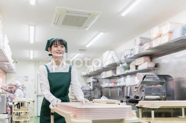 スーパーの裏方で働く人々 スーパー,スーパーマーケット,バックヤードの写真素材