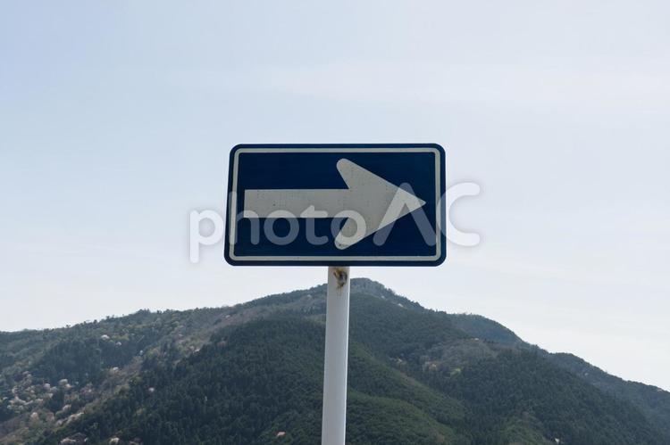 一方通行の道路標識 一方通行,道路標識,交通標識の写真素材