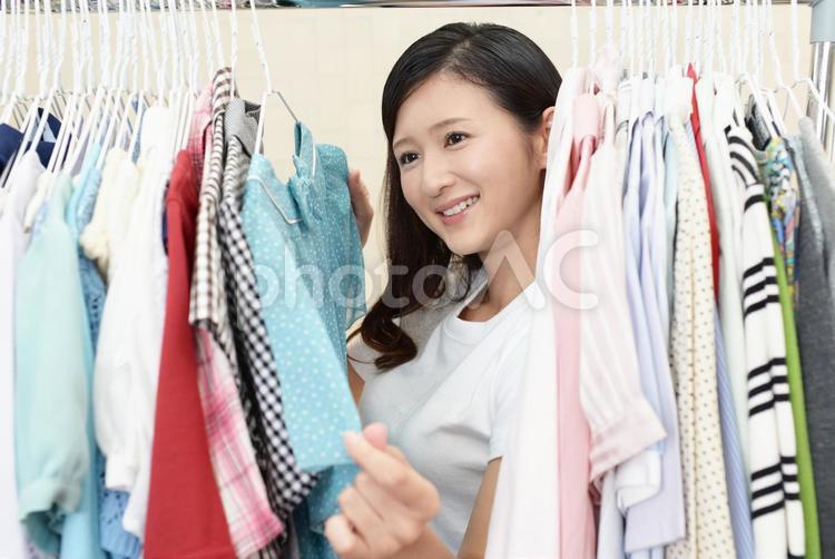 洋服のコーディネートを楽しむ女性 女性,主婦,おしゃれの写真素材