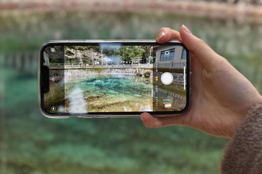 弁天池をスマホを通して撮影 弁天池をスマホを通して撮影の写真