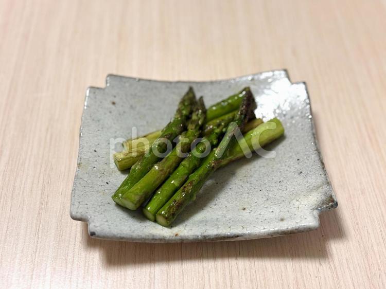アスパラのバター焼き（引き） アスパラ,野菜,焼きの写真素材