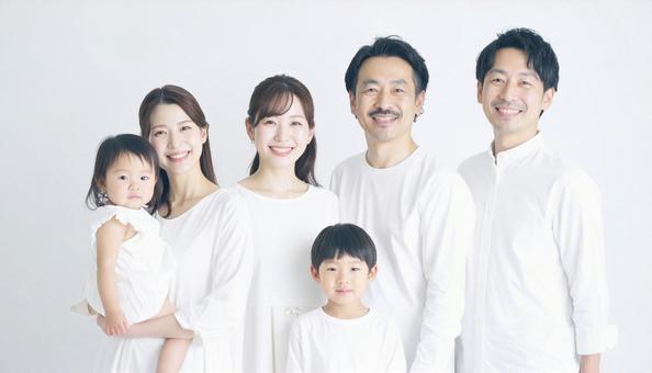 スタジオで撮影した笑顔の三世代家族 スタジオで撮影した笑顔の三世代家族の写真