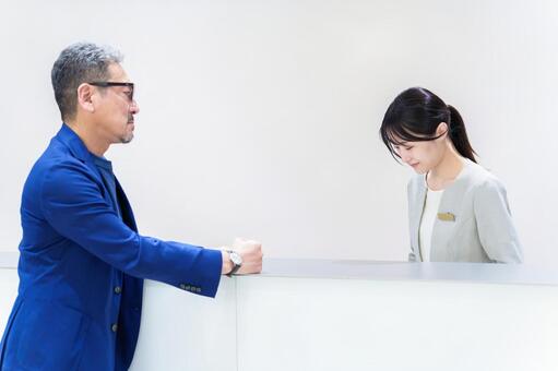 ホテルで謝罪をする女性スタッフ 女性,ホテル,スタッフの写真素材