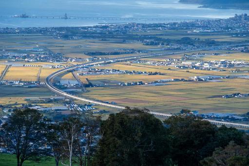 北海道新幹線が走る北斗市の田園風景 北海道新幹線が走る北斗市の田園風景 北海道新幹線,新幹線,インフラの写真素材