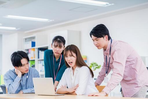 オフィスで働くビジネスマン ビジネス,人物,日本人の写真素材