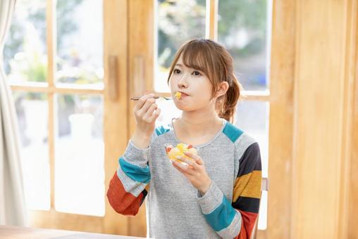 フルーツを食べる女性 フルーツを食べる女性 女性,人物,20代の写真素材