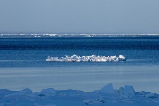 海を流れていく流氷 海を流れていく流氷 流氷,知床,オホーツク海の写真素材