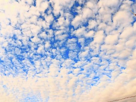 白い雲の中からのぞく青空 白い雲の中からのぞく青空の写真