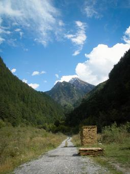 山道に積まれた木材と青空の自然風景 山道に積まれた木材と青空の自然風景 山道,木材,青空の写真素材