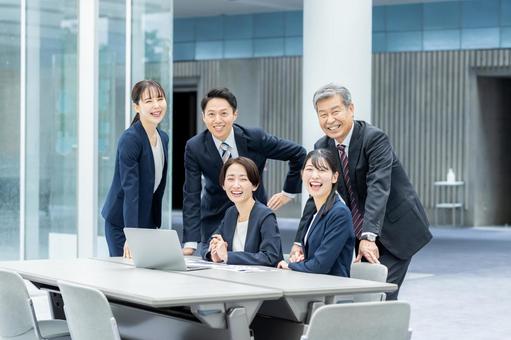 打ち合わせするビジネスパーソン 打ち合わせするビジネスパーソン ミーティング,笑顔,チームワークの写真素材