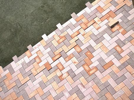 敷き詰められていくレンガ 04 煉瓦,レンガ,ヘリンボーンの写真素材
