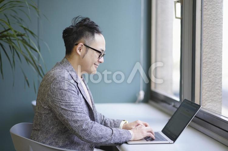 グリーンのオフィスのPCとビジネスマン ビジネス,男性,仕事の写真素材