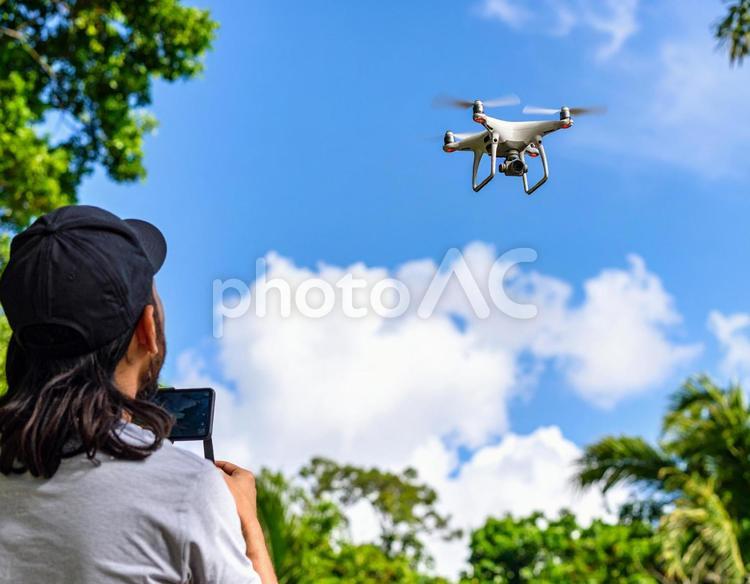 自然の中でドローンと操縦をする人 ドローン,操縦,空の写真素材