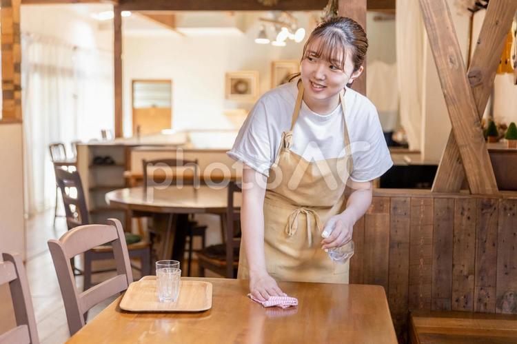 アルコール消毒で除菌する飲食店のスタッフ 飲食店,消毒,除菌の写真素材