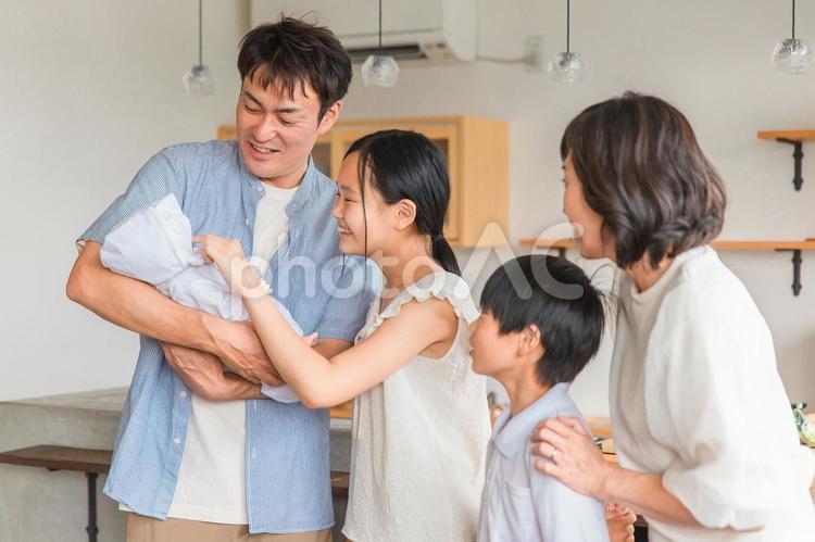 赤ちゃんを抱っこするパパと家族 家族,ファミリー,マイホームの写真素材