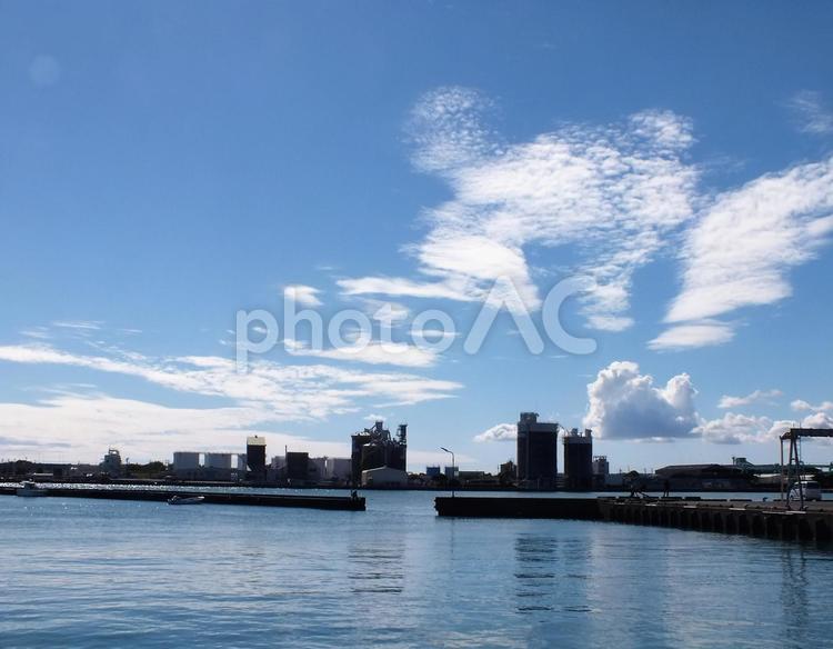 遥かに見える工場群と港の風景 雲,空,港の写真素材