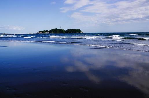 湘南・鵠沼海岸から見た江の島 湘南・鵠沼海岸から見た江の島 湘南,海,鵠沼海岸の写真素材
