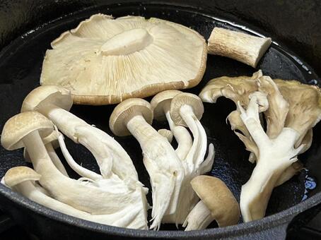 フライパンでただ焼きます きのこ,素焼き,フライパンの写真素材