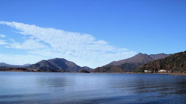 河口湖畔から眺める11月の山々 山,秋,紅葉の写真素材