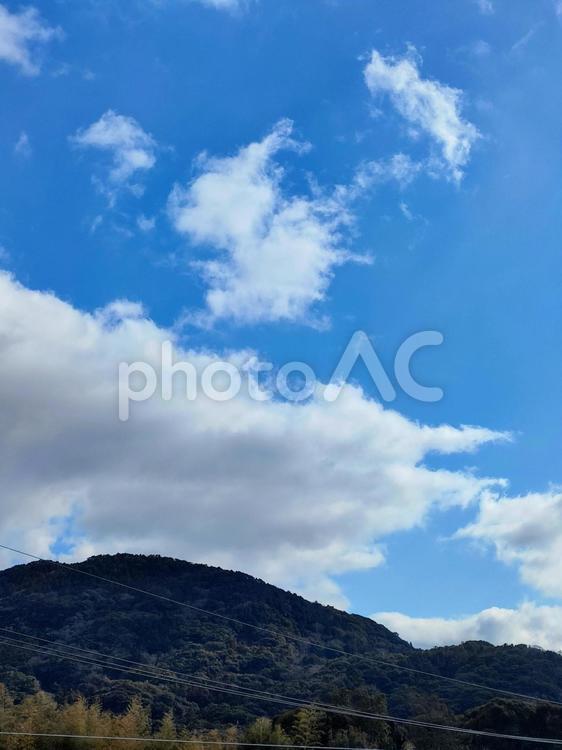 青空と雲と山(縦) 青空,雲,青の写真素材