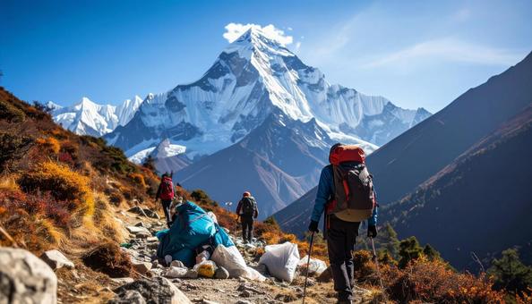 山で環境保護のゴミ拾いをする 山で環境保護のゴミ拾いをするの写真