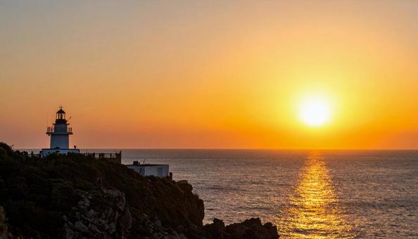 綺麗な夕陽と灯台 綺麗な夕陽と灯台の写真