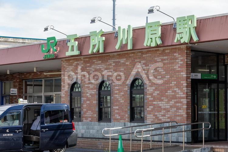 JR五能線の五所川原駅とタクシー jr五能線,五所川原駅舎,タクシーの写真素材