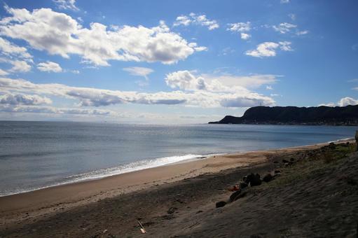 函館山と青い空と白い雲と海のハーモニー 海,空,夕暮れの写真素材