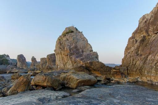 朝の光に照らされる橋杭岩 橋杭岩,岩,海の写真素材
