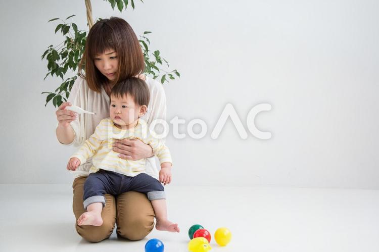 赤ちゃんの熱を測る女性 赤ちゃん,体温計,熱の写真素材