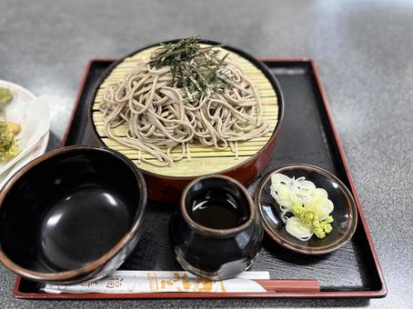 夏の風物詩冷たい蕎麦、夏野菜 夏の風物詩冷たい蕎麦、夏野菜の写真