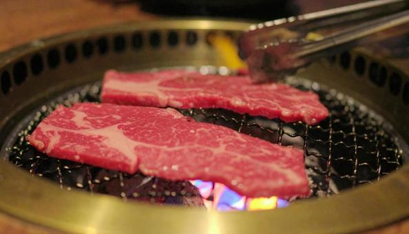 赤身の肉をロースターで焼く焼き肉 赤身の肉をロースターで焼く焼き肉の写真