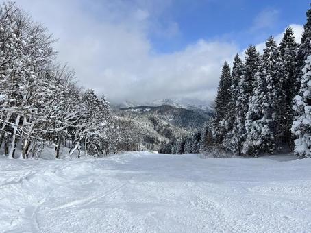 一面の雪に覆われた静かな山の風景 雪,雪景色,冬の写真素材