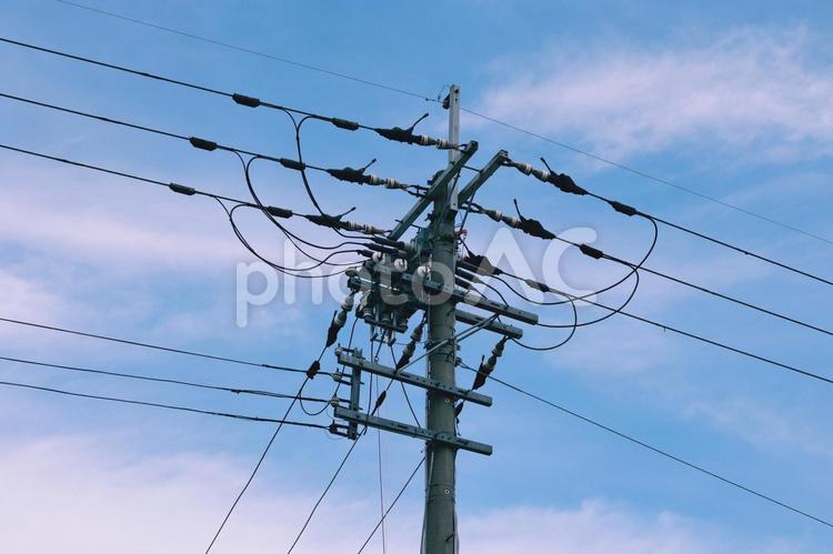電線が交差する普通の電柱。 電柱,電線,送電線の写真素材